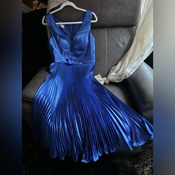 Royal Blue Pleated Midi Dress V-Neck A-Line Cocktail Party & Wedding Guest Dress - Picture 4 of 6